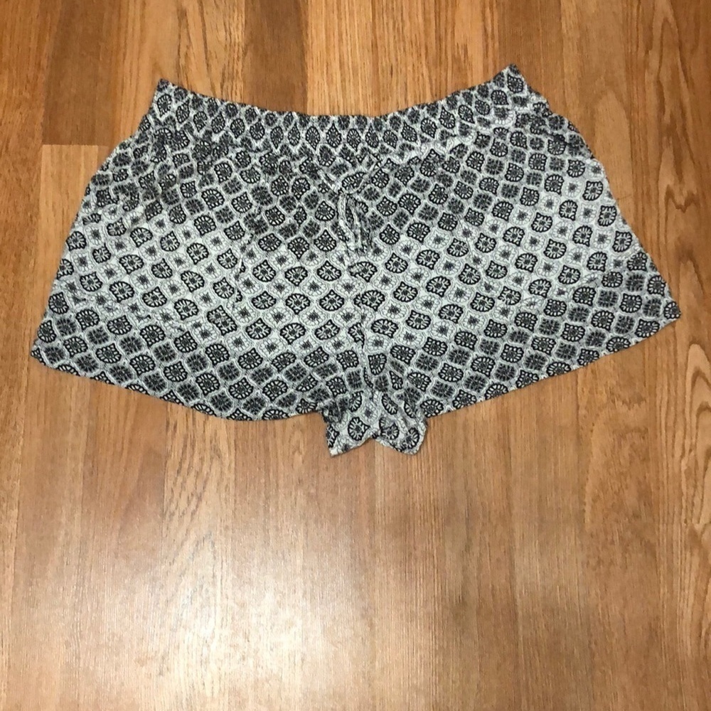 Joe B. Women’s Beach shorts. Black/White.  Size L